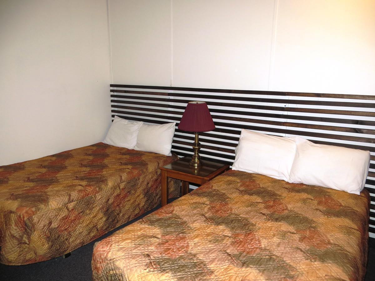 Macklin Motor Inn Exterior photo